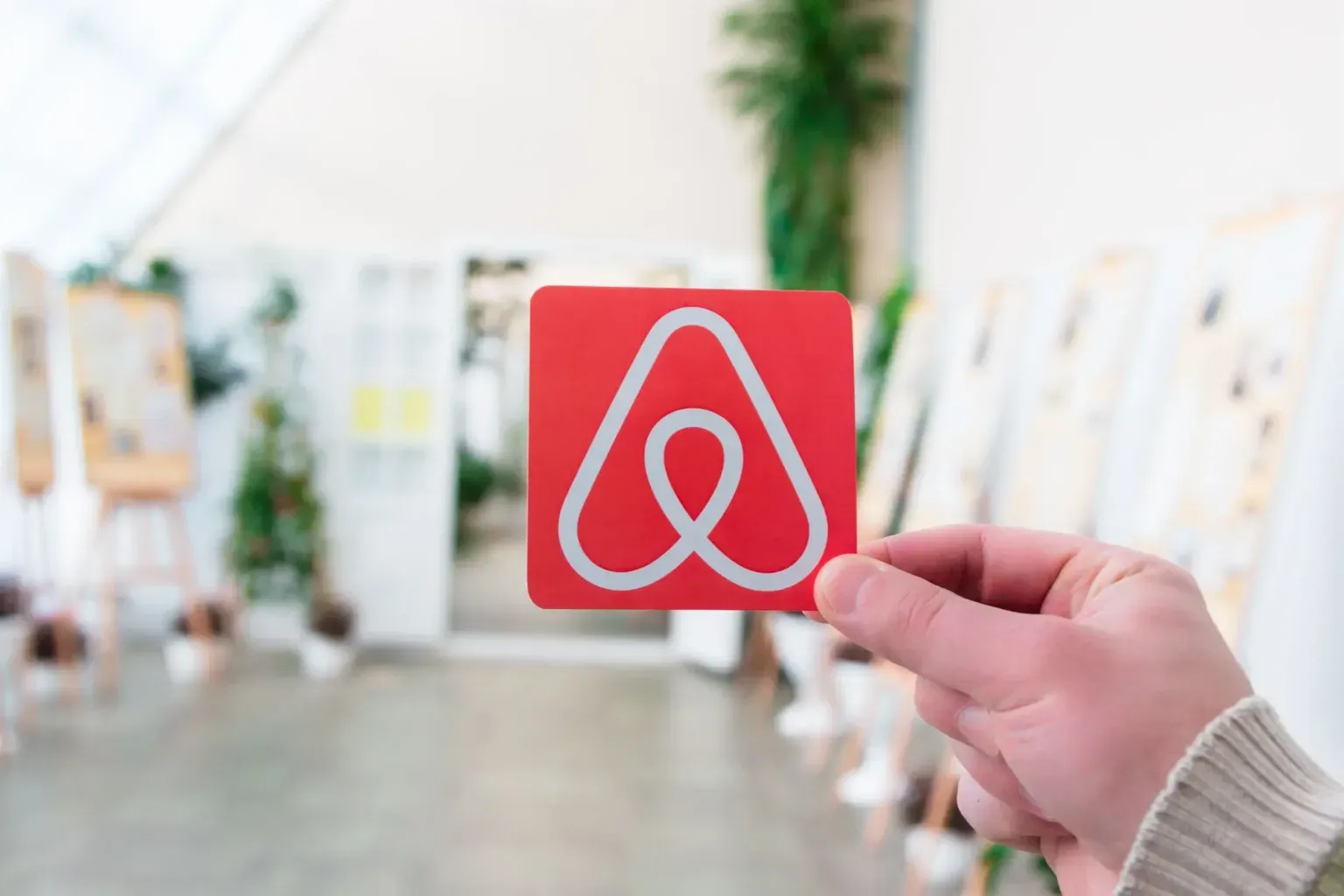 Как оплатить Airbnb из России в 2026 году
